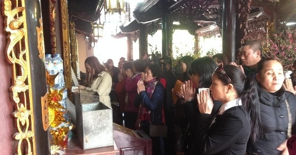 Ban Bí thư: Cán bộ, công chức dừng ngay lễ, chùa trong giờ làm việc