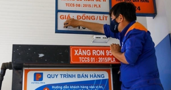 Xăng tăng giá, vượt ngưỡng 22.000 đồng/lít