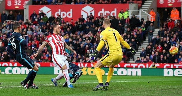 Vòng 15 giải Ngoại hạng Anh: Stoke City hạ đo ván Man City 2-0