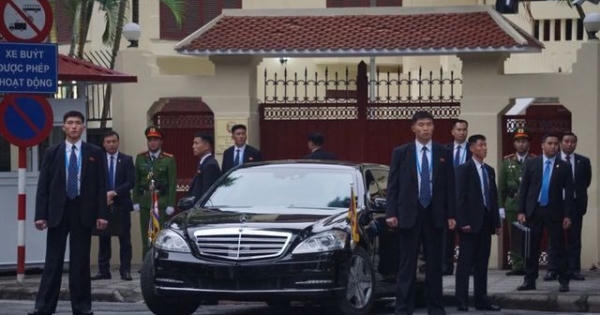 Clip: Dàn vệ sỹ tháp tùng Chủ tịch Kim Jong-un tới Đại sứ quán Triều Tiên