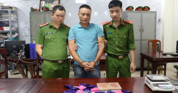 Bắt đối tượng mang 2 bánh heroin, 6.000 viên ma túy tổng hợp đi tiêu thụ