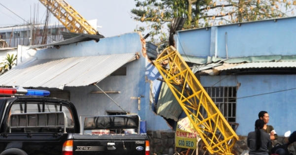 Cần cẩu công trình đổ sập trong đêm, người dân tháo chạy thoát thân