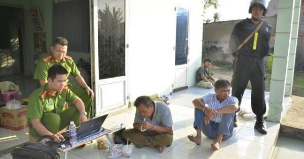 TP HCM: Bộ Công an triệt phá đường dây "rút ruột" xe chở xăng dầu
