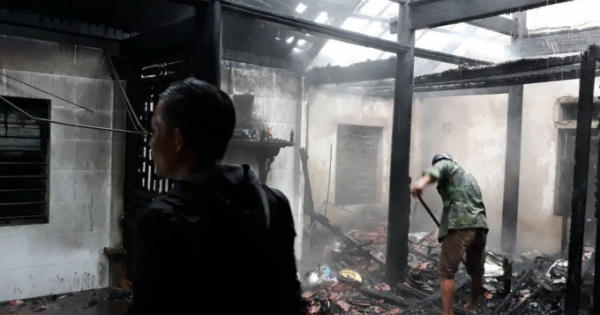 Sáng sớm “bà hỏa” ghé thăm thiêu rụi căn nhà gỗ của vợ chồng nông dân ở Hà Tĩnh