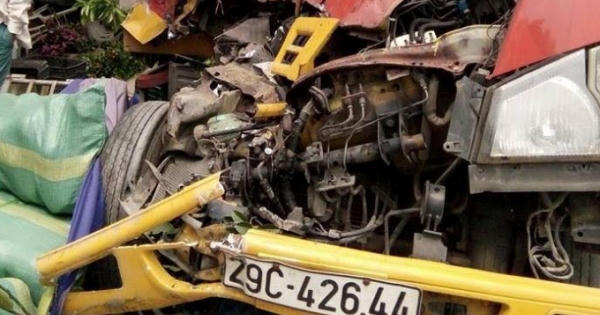 Kinh hoàng ôtô cứu hộ ủi bay xe tải, húc vào nhà dân khiến 3 người nhập viện