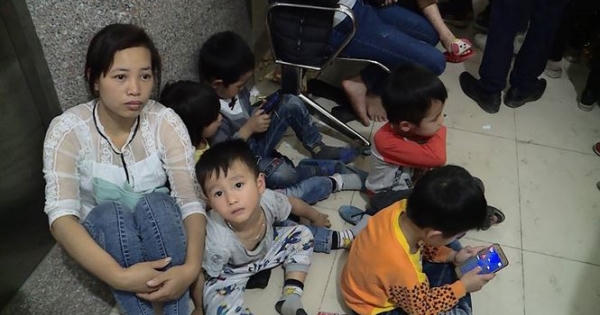 Trẻ chen chân, vạ vật chờ xét nghiệm sán lợn