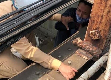 Chốt kiểm tra Covid-19 kịp thời cứu một người đàn ông định nhảy cầu Long Biên tự tử