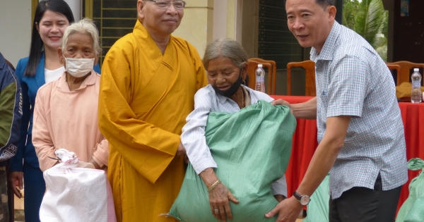 800 phần quà Tết tới đồng bào dân tộc S'Tiêng ở huyện Bù Đăng
