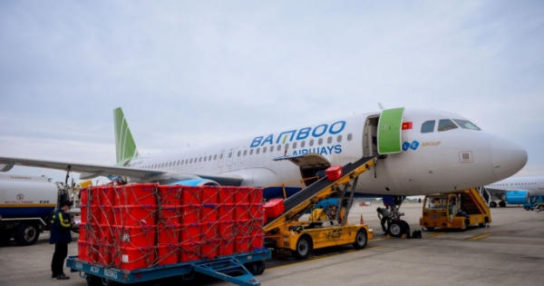 Bamboo Airways tài trợ vận chuyển cho y bác sĩ, thiết bị y tế đến chi viện Hải Dương
