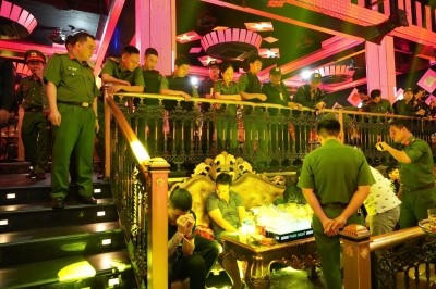 300 cảnh sát đột kích quán bar, phát hiện hơn 40 người dương tính ma túy