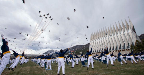 Lễ tốt nghiệp đặc biệt của Học viện Không quân Mỹ giữa mùa dịch