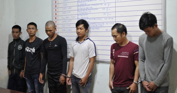 Công an mật phục bắt nhóm bảo kê thu mua sầu riêng