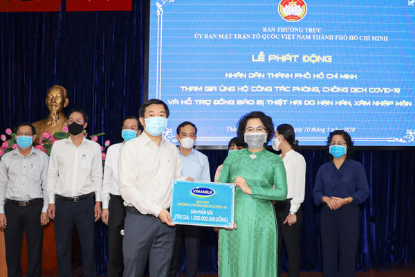 VINAMILK đồng hành tiếp sức cho đội ngũ cán bộ Y tế tuyến đầu chống dịch COVID-19