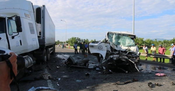 Đoàn công tác Ủy ban ATGT Quốc gia thăm hỏi gia đình nạn nhân vụ TNGT khiến 13 người tử vong Đoàn công tác Ủy ban ATGT Quốc gia thăm hỏi gia đình nạn nhân vụ TNGT khiến 13 người tử vong