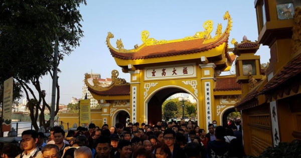 Đường vào Phủ Tây Hồ, chùa Trấn Quốc chật như nêm trong ngày đầu năm mới Đường vào Phủ Tây Hồ, chùa Trấn Quốc chật như nêm trong ngày đầu năm mới