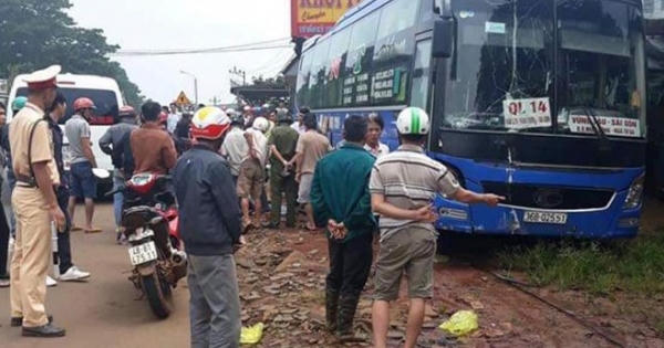 Xe máy đối đầu với xe khách, 2 người thiệt mạng