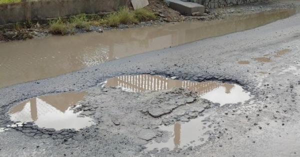 TP HCM: Hàng loạt người gặp nạn vì ổ voi trên đường Thạnh Lộc