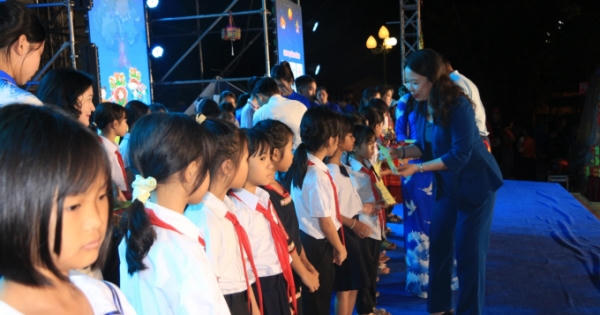 Phó Chủ tịch nước Võ Thị Ánh Xuân dự Tết Trung thu cùng thiếu nhi tại huyện Ea Hleo