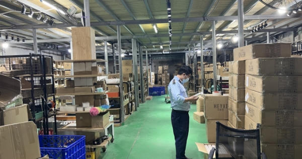 Tạm giữ lô mỹ phẩm nhập lậu giá trị gần 6 tỷ đồng tại TP HCM Tạm giữ lô mỹ phẩm nhập lậu giá trị gần 6 tỷ đồng tại TP HCM