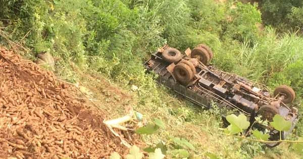 Quảng Ngãi: Xe rơi 100 m xuống vực, tài xế may mắn thoát chết