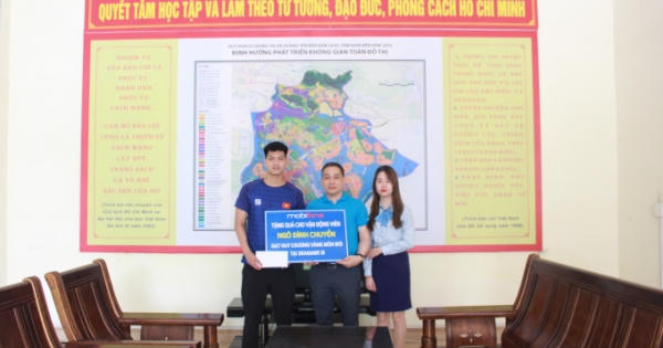Quảng Ninh: Mobifone Quảng Ninh trao quà cho vận động viên đạt huy chương vàng SEA Games 31 môn bơi lội