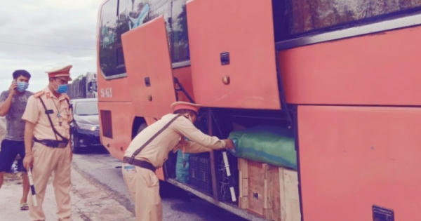 Kiểm tra xe khách phát hiện 50.000 khẩu trang không rõ nguồn gốc