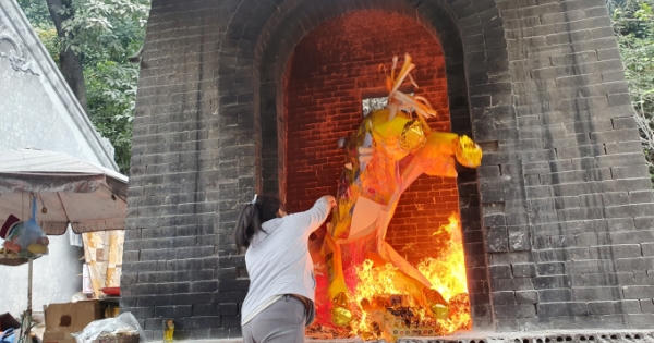 Giữa “tâm bão” virus corona, người dân vẫn bỏ tiền triệu mua ngựa giấy “khủng” đốt để cầu an