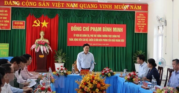 Phó Thủ tướng Phạm Bình Minh thăm, tặng quà dân biên giới Bình Phước