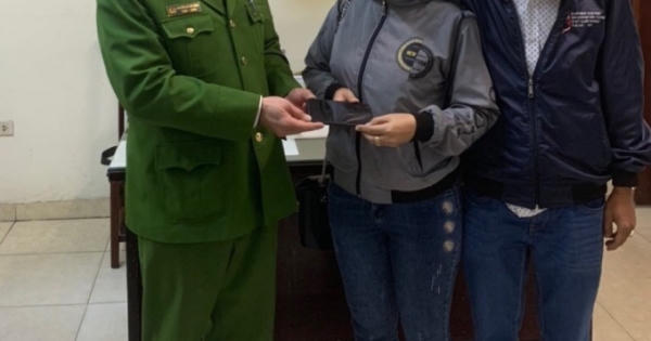 Công an giúp đỡ người dân tìm lại tài sản để quên trên xe taxi