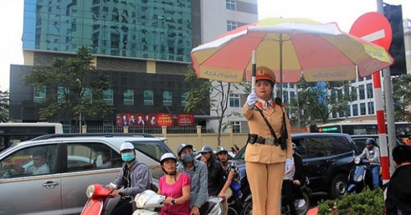 Nữ CSGT Thủ đô duyên dáng đứng bục trong dịp lễ 8/3