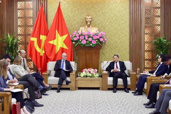 Trao tặng Kỷ niệm chương “Vì sự nghiệp tư pháp” cho Đại sứ đặc mệnh toàn quyền Canada tại Việt Nam