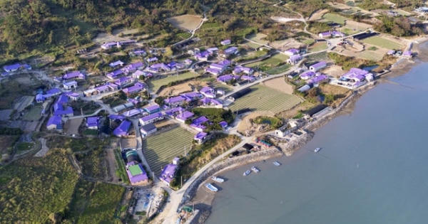 Hòn đảo vô danh bỗng chốc thành thiên đường du lịch vì được "nhuộm" tím