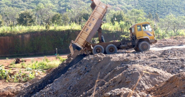 Rầm rộ “xẻ đồi” lấy đất san lấp mặt bằng ở Lâm Đồng