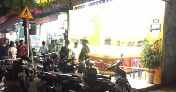 Nóng: Táo tợn dùng búa xông vào cướp tiệm vàng tại Bình Dương