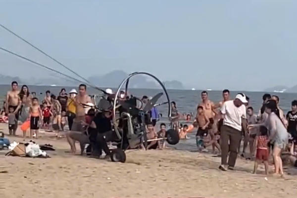 Dù lượn mất lái lao vào nhóm du khách đang tắm biển tại Bãi Cháy