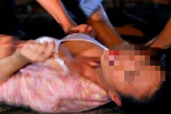 Truy tố người mẹ canh giữ cho “chồng hờ” hiếp dâm con gái ruột