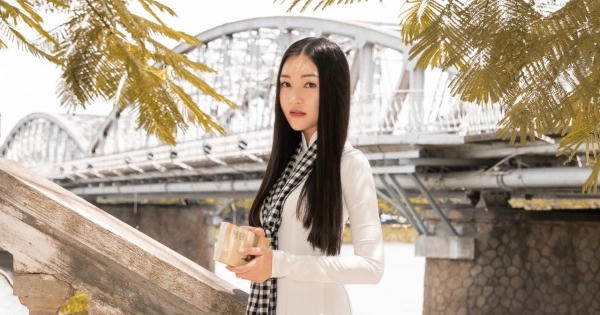 “Nàng thơ xứ Huế” Ngọc Trân trong trẻo, ngọt ngào trong tà áo dài trắng “Nàng thơ xứ Huế” Ngọc Trân trong trẻo, ngọt ngào trong tà áo dài trắng