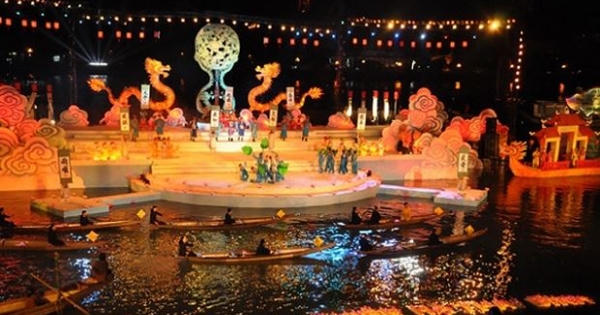 Người đắm say với những lễ hội đậm truyền thống Việt Người đắm say với những lễ hội đậm truyền thống Việt