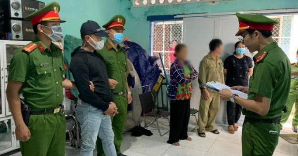 Bắt giữa đối tượng cho vay nặng lãi rồi ép con nợ ký giấy bán nhà Bắt giữa đối tượng cho vay nặng lãi rồi ép con nợ ký giấy bán nhà