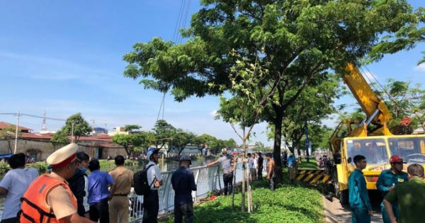 Xe ben tông gãy thanh lan can lao xuống kênh Tàu Hủ