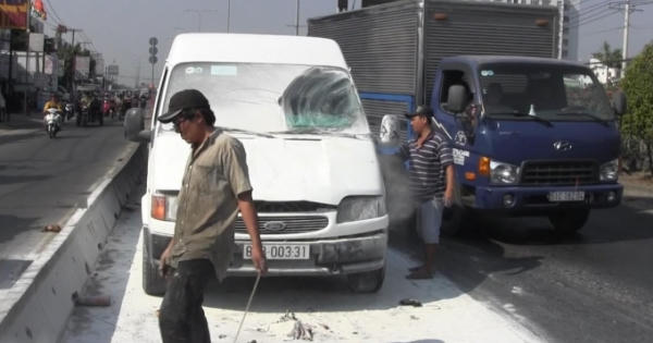 TP Hồ Chí Minh: Xe 16 chỗ bốc cháy, QL1 kẹt cứng nghiêm trọng