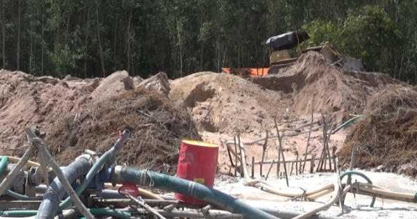 Chân dung ông trùm “cát tặc” ở thủ phủ cát Đức Linh Chân dung ông trùm “cát tặc” ở thủ phủ cát Đức Linh