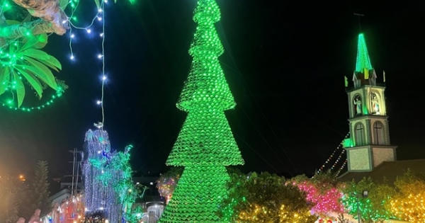 Cây thông Noel độc đáo trở thành điểm nhấn dịp lễ Giáng sinh ở Đồng Nai Cây thông Noel độc đáo trở thành điểm nhấn dịp lễ Giáng sinh ở Đồng Nai