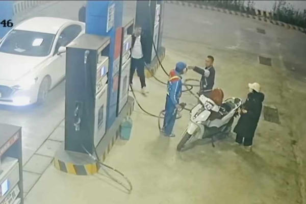 Triệu tập tài xế lái xe ô tô đánh liên tiếp vào nhân viên cây xăng dầu