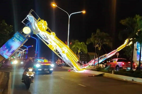 Giám đốc Sở VHTT&DL tỉnh Khánh Hoà và Chủ đầu từ nói gì về việc cổng chào trang trí được đầu tư trên 2 tỷ bị sập Giám đốc Sở VHTT&DL tỉnh Khánh Hoà và Chủ đầu từ nói gì về việc cổng chào trang trí được đầu tư trên 2 tỷ bị sập