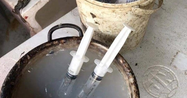 Bắt quả tang bơm tạp chất vào tôm ở chợ đầu mối Hà Nội