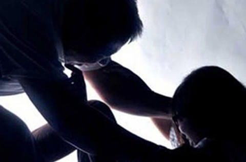 Chuyên viên “hôn rách môi” nữ đồng nghiệp tại công sở bị buộc thôi việc
