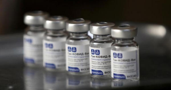 Vaccine COVID-19 của Nga: Từ chỗ bị hoài nghi tới 'cháy hàng'