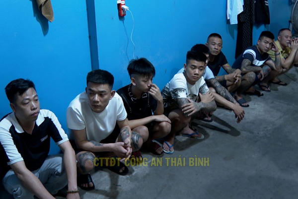 Bắt 14 đối tượng giam lỏng, chăn dắt 28 cô gái phục vụ quán karaoke ở Thái Bình