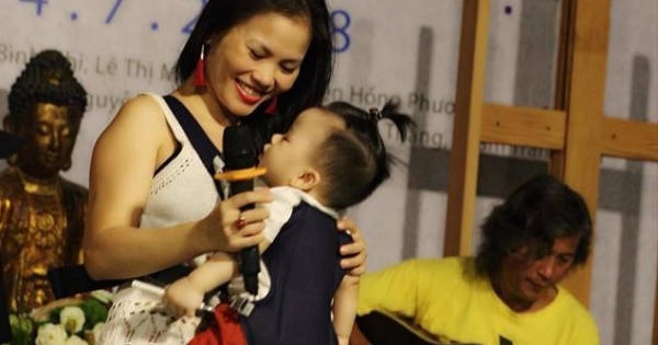 Rơi nước mắt với hình ảnh ca sĩ nhạc Trịnh vừa địu con vừa hát